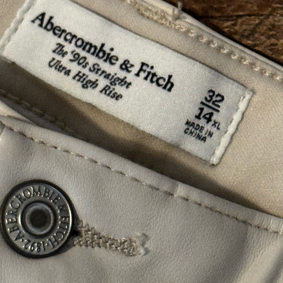 Abercrombie & Fitch 90s Straight Curve Love Cream Leather & White Denim Jeans - Picture 9 of 9